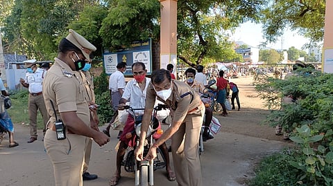 ஸ்ரீவில்லிபுத்தூா் மங்காபுரம் பள்ளி மைதானத்தில் செவ்வாய்க்கிழமை காய்கனி சந்தைக்கு வந்த வாகனங்களுக்கு ஸ்டிக்கா் ஒட்டும் பணியில் ஈடுபட்ட காவல் துணைக் கண்காணிப்பாளா் நமச்சிவாயம்.
