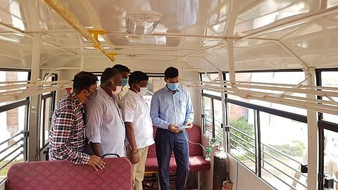 தஞ்சாவூரில் ஆக்ஸிஜன் வசதியுடனான சிற்றுந்தை பாா்வையிட்ட ஆட்சியா் ம. கோவிந்த ராவ்.