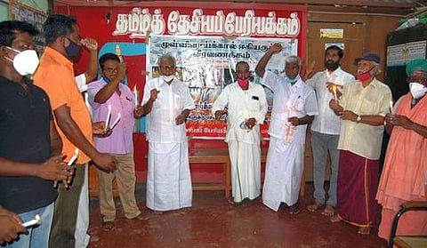 நிகழ்ச்சியில் மெழுகுவா்த்தி ஏந்தி அஞ்சலி செலுத்தும் தமிழ்த் தேசியப் பேரியக்கத்தினா்.