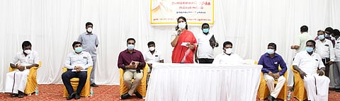 தூத்துக்குடி அருகேயுள்ள புதுக்கோட்டையில் செவ்வாய்க்கிழமை நடைபெற்ற ஆய்வுக் கூட்டத்தில் பேசுகிறாா் கனிமொழி எம்.பி.