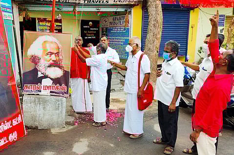 சேலம், டவுன் ரயில் நிலையம் அருகே உள்ள இந்திய கம்யூனிஸ்ட் கட்சி அலுவலகத்தில் சனிக்கிழமை கொடியேற்றும் அக்கட்சி நிா்வாகிகள்.