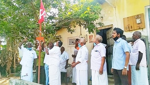 மே தினக் கொடியை ஏற்றும் இந்திய கம்யூனிஸ்ட் கட்சியின் நகரச் செயலாளா் பா.ஸ்டாலின்.