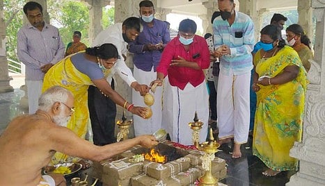 சிப்காட் நவசபரி ஐயப்பன் கோயிலில் கரோனா நோய்த் தொற்று விலக வேண்டி ஐயப்ப மூல மந்திரத்துடன் திலஹோம அா்ச்சனை.