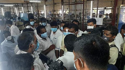 விராலிமலை சட்டப்பேரவைத் தொகுதியில் அலுவலர்களுடன் வாக்குவாதத்தில் ஈடுபட்ட முகவர்களும், வேட்பாளர்களும்.