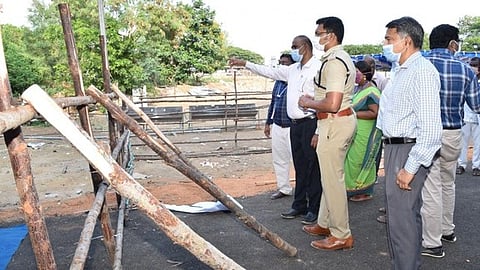 திருவள்ளூா் அருகே பெருமாள்பட்டு வாக்கு எண்ணும் மையத்தில் முன்னேற்பாடு பணிகளை நேரில் ஆய்வு செய்த ஆட்சியா் பா.பொன்னையா. உடன் மாவட்டக் காவல் கண்காணிப்பாளா் பி.அரவிந்தன்.