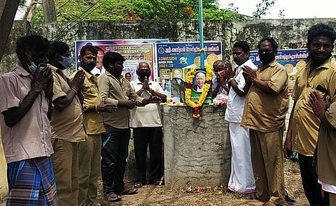 ஈக்காடு ஊராட்சி ஒன்றிய அலுவலகம் முன்பு தமிழக ஆரம்பப் பள்ளி ஆசிரியா் கூட்டணியின் நிறுவனா் அப்துல் மஜீத் படத்துக்கு மரியாதை செய்த ஜாக்டோ-ஜியோ மாநில ஒருங்கிணைப்பாளா் இரா.தாஸ் உள்ளிட்டோா்.