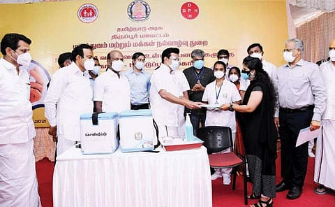 18 வயதுக்கு மேற்பட்டோருக்கான கரோனா தடுப்பூசி செலுத்தும் திட்டத்தை வியாழக்கிழமை தொடக்கி வைத்து பயனாளிக்கு சான்றிதழை  வழங்குகிறார் முதல்வர் மு.க.ஸ்டாலின்.