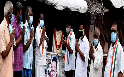 சேலம் மேற்கு மாவட்ட காங்கிரஸ் சார்பில் சங்ககிரி பழைய பேருந்து நிலையம் அருகே மலர்களால் அலங்கரித்து வைக்கப்பட்ட முன்னாள் பிரதமர் ராஜீவ்காந்தி  உருவப்படத்திற்கு மலர்தூவி மரியாதை செலுத்திய நிர்வாகிகள்.