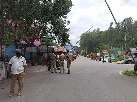தேனி மாவட்டத்தில் இருந்து கேரளாவுக்கு செல்லும் கம்பம்மெட்டு மலைச்சாலை சோதனை சாவடி.