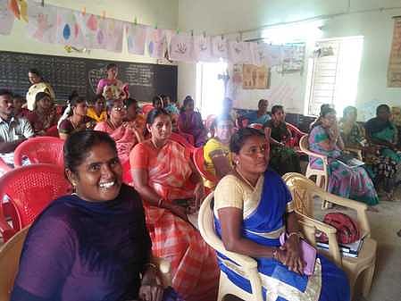 கரோனா சிறப்புப் பணியில் அரசுப் பள்ளி ஆசிரியர்கள்