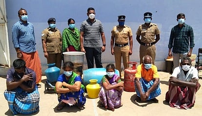 கைது  செய்யப்பட்ட  சீனிவாசன்,  ஆறுசாமி,  தீபா,  லட்சமி,  விக்னேஷ்வரன்  உள்ளிட்டோா்.