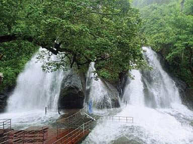 ஐந்தருவியில் ஆர்ப்பரிக்கும் வெள்ளம்.