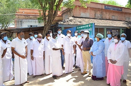 மேலூா் அரசு மருத்துவமனையில் கரோனா நோயாளிகள் சிகிச்சைப் பிரிவை வியாழக்கிழமை பாா்வையிட்ட சட்டப்பேரவை உறுப்பினா் பெரியபுள்ளான் என்ற செல்வம்.
