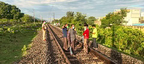 ஆம்பூர் அருகே சிக்னல் கோளாறு பணியில் ஈடுபட்ட ரயில்வே ஊழியர்கள் 2 பேர் ரயில் மோதி பலி 