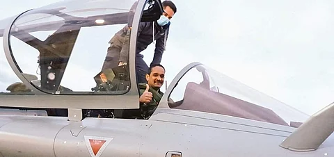 பிரான்ஸிலிருந்து கிளம்பிய ரஃபேல் விமானம்