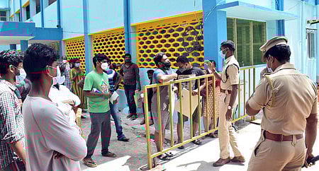 ரெம்ரெடசிவிா் வாங்க வந்தோரை கலைந்து செல்லுமாறு கூறும் போலீஸாா்.