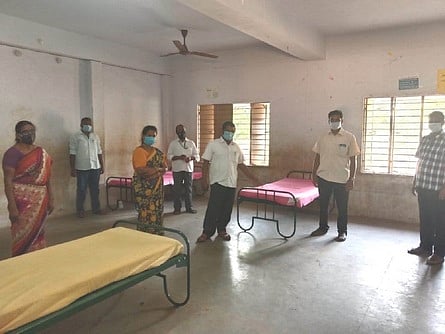 செந்தாரப்பட்டியில் புதிய துவக்கப்பட உள்ள கரோனா சிகிச்சை மையத்தை ஆய்வு செய்யும் கெங்கவல்லி வட்டாட்சியா் வெங்கடேசன்.