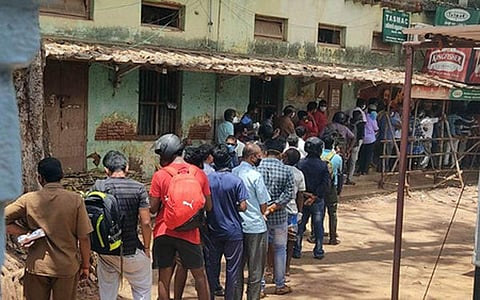 தமிழகத்தில் இரண்டு வார ஊரடங்கு அறிவித்ததுள்ள நிலையில் சனி மற்றும் ஞாயிற்றுக்கிழமை டாஸ்மாக் கடைகள் திறந்திருக்கும் என்று அறிவிப்பு வெளியானதைத் தொடர்ந்து மதுப்பிரியர்கள் மதுபானங்களை வாங்கி சென்றனர்.