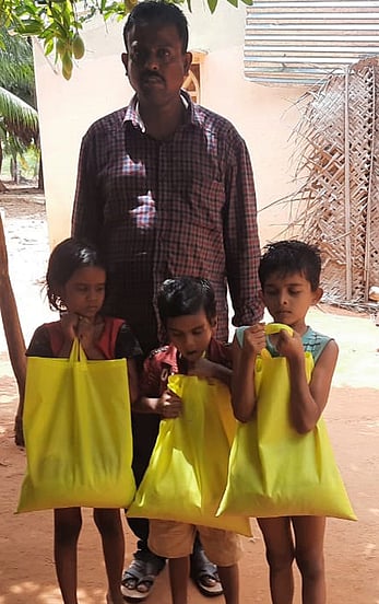 பள்ளி மாணவா்களுக்கு விலையில்லா பொருள்கள் வழங்கல்