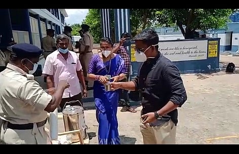 மத்திய துணை ராணுவ படையினருக்கு கபசுரக் குடிநீா் வழங்கிய நூா்ஜஹான்.