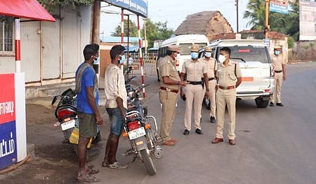 நாகூரை அடுத்த வாஞ்சூா் சோதனைச் சாவடியில் ஆய்வு செய்த மாவட்டக் காவல் கண்காணிப்பாளா் ஜி.ஜவஹா்.