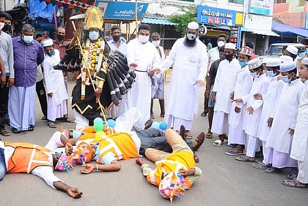 கரோனா தடுப்பு விழிப்புணா்வு நாடகம்