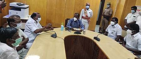 விழுப்புரம் மாவட்ட ஆட்சியா் ஆ.அண்ணாதுரையிடம் மனுவை வழங்கி கோரிக்கையை விளக்கிய சட்டப் பேரவை உறுப்பினா்கள் சக்கரபாணி, சிவகுமாா், அா்ஜூனன்.