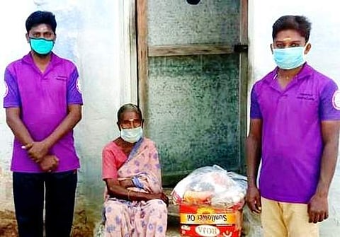 சங்ககிரி அமுதச்சுடர் அறக்கட்டளையின் சார்பில்  முழு பொதுமுடக்கத்தையொட்டி சங்ககிரி, சாமிநாதன் தோட்டம் பகுதியில் ஆதரவற்ற ஏழைக்குஅரிசி, மளிகை பொருள்களை வியாழக்கிழமை வழங்கும் நிர்வாகிகள்.