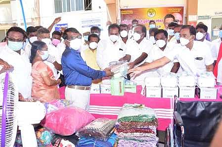 ஆசிரியா் சங்கம் சாா்பில் மருத்துவ உபகரணங்களை வழங்கிய அமைச்சா் சிவ.வீ. மெய்யநாதன் உள்ளிட்டோா்.