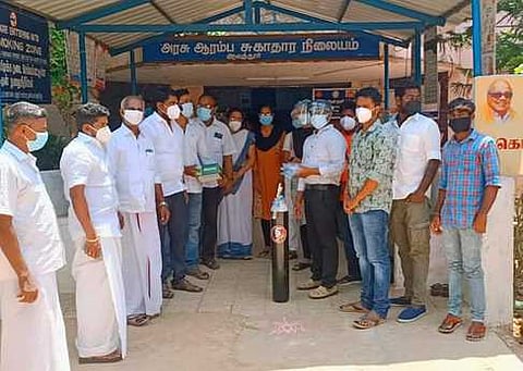 ஆலத்தூா் ஆரம்ப சுகாதார நிலையத்துக்கு ஆக்சிஜன் சிலிண்டா் வழங்கிய இந்திரா காந்தி யூத் பவுண்டேஷன் அமைப்பினா்.