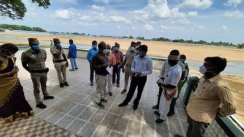 கல்லணையில் புதன்கிழமை ஆய்வு செய்த ஆட்சியா் ம. கோவிந்த ராவ்.