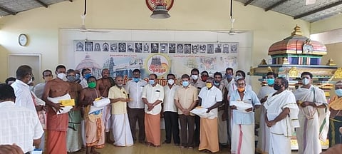 அா்ச்சகா்களுக்கு நலத்திட்ட உதவிகள்