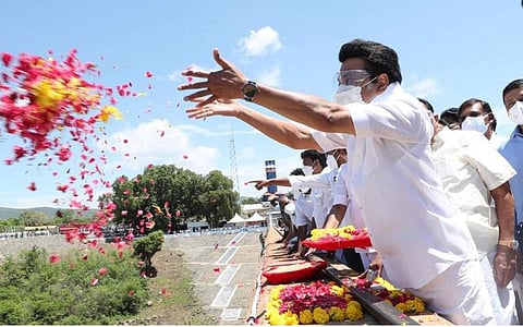 காவிரி டெல்டா பாசனத்துக்காக மேட்டூர் அணையில் இருந்து மலர் தூவி நீரை திறந்து வைத்த தமிழக முதல்வர் மு.க. ஸ்டாலின்.