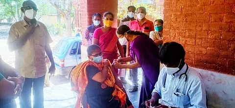 மானாமதுரையில் ஒருங்கிணைந்த நீதிமன்ற வளாகத்தில் நடைபெற்ற தடுப்பூசி முகாமில் சார்பு நீதிமன்ற நீதிபதி ஆர்.கீதா தடுப்பூசி செலுத்திக் கொண்டார்.