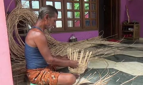 பிரம்புப் பொருள்கள் உற்பத்தி செய்யும் தொழிலாளர்கள்.