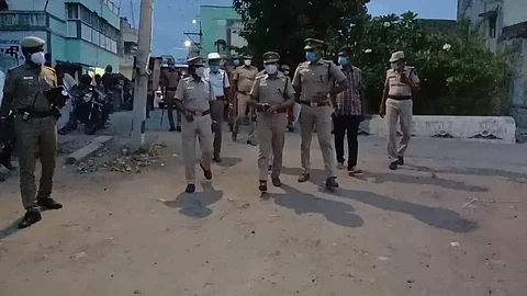 செட்டிக்குறிச்சி கிராமத்தில் மாவட்ட காவல்கண்காணிப்பாளர் மனோகரன் தலைமையில் காவல்துறையினர் பாதுகாப்புப் பணியில் ஈடுபட்டு ரோந்து சென்றபோது.