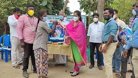 புலம் பெயர்ந்த செங்கல்சூளைத் தொழிலாளர்களுக்கு கரோனா நிவாரணமாக அரிசி மற்றும் மளிகை பொருள்களை வழங்கிய கோட்டாட்சியர் பிரித்தி பார்கவி. 