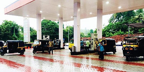 பெட்ரோல், டீசலை இலவசமாக வழங்கிய பெட்ரோல் நிலையம்