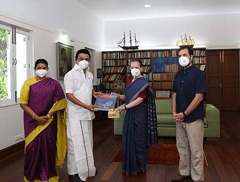 தில்லியில் உள்ள காங்கிரஸ் இடைக்காலத் தலைவர் சோனியா காந்தியை அவரது இல்லத்தில் சந்தித்து பொன்னாடை மற்றும் புத்தகம் வழங்கிய முதல்வர் ஸ்டாலின். உடன் ராகுல் காந்தி, முதல்வரின் மனைவி துர்கா ஸ்டாலின்.