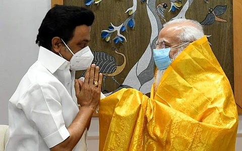 தமிழக முதல்வராக பொறுப்பேற்ற பின்பு முதல்முறையாக தில்லி சென்றுள்ள மு.க.ஸ்டாலின் பிரதமர் மோடியை சந்தித்து உரையாடினார். பிரதமருடனான சந்திப்பு, மகிழ்ச்சியாகவும் மனநிறைவோடும் இருந்தது என்றார் முதல்வர்.