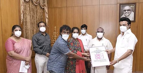 முகாமுக்கு வெளியே வாழும் இலங்கை அகதிகளுக்கும் கரோனா நிவாரணம்: ஸ்டாலின் தொடக்கி வைத்தார்