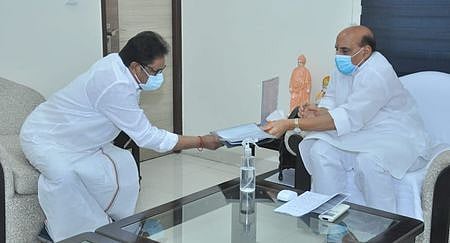 மத்திய பாதுகாப்புதுறை அமைச்சா் ராஜ்நாத் சிங்கை சந்தித்து மனு கொடுக்கும் திருச்சி மக்களவை உறுப்பினா் சு. திருநாவுக்கரசா்.