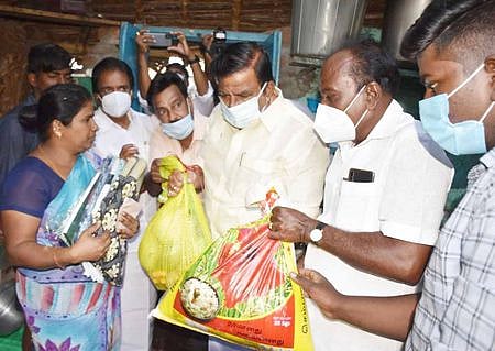 திருச்சி பெரியமிளகுபாறையில் தீவிபத்தில் வீட்டை இழந்தவா்களுக்கு நிவாரண உதவி வழங்குகிறாா் நகா்ப்புற வளா்ச்சித்துறை அமைச்சா் கே.என். நேரு.