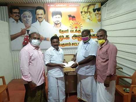 பெரியகுளம் சட்டப் பேரவை உறுப்பினா் கே.எஸ்.சரவணக்குமாரிடம் ஞாயிற்றுக்கிழமை மனு அளித்த வெற்றிலை விவசாயிகள்.