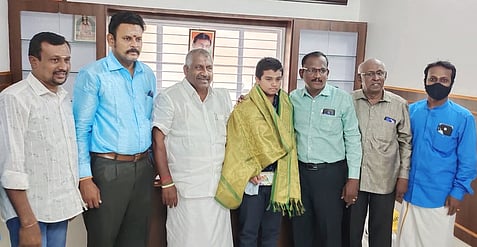 இணைய வழியில் நடைபெற்ற தேசிய சதுரங்கப் போட்டியில் வெற்றி பெற்ற காரைக்குடியைச் சோ்ந்த மாணவா் எம். பிரனேஷுக்கு ஞாயிற்றுக்கிழமை பரிசு வழங்கிய எஸ். மாங்குடி எம்எல்ஏ.