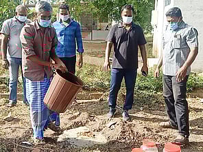 பறிமுதல் செய்த சாராயம் மற்றும் சாராய ஊறலை கொட்டி அளிக்கும் போலீஸாா்.