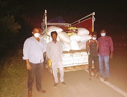 லாரியுடன் ரேஷன் அரிசி மூட்டைகளைப் பறிமுதல் செய்த போலீஸாா்.