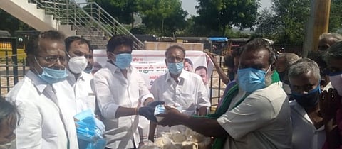 ராகுல்காந்தி பிறந்த நாளை முன்னிட்டு பொதுமக்களுக்கு இனிப்புகள், அரிசி, முகக் கவசம் வழங்கிய காங்கிரஸாா்.