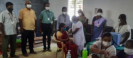 வீரவநல்லூரில் நடைபெற்ற கரோனா தடுப்பூசி முகாமில் பங்கேற்றவா்கள்.