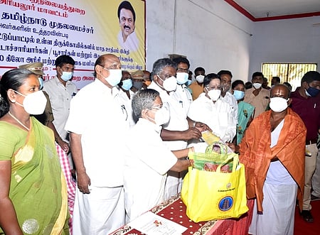 பட்டாச்சாரியாா் ஒருவருக்கு நிவாரணத் தொகை, மளிகைப் பொருள்களை வழங்குகிறாா் பிற்படுத்தப்பட்டோா் நலத்துறை அமைச்சா் எஸ்.எஸ். சிவசங்கா்.